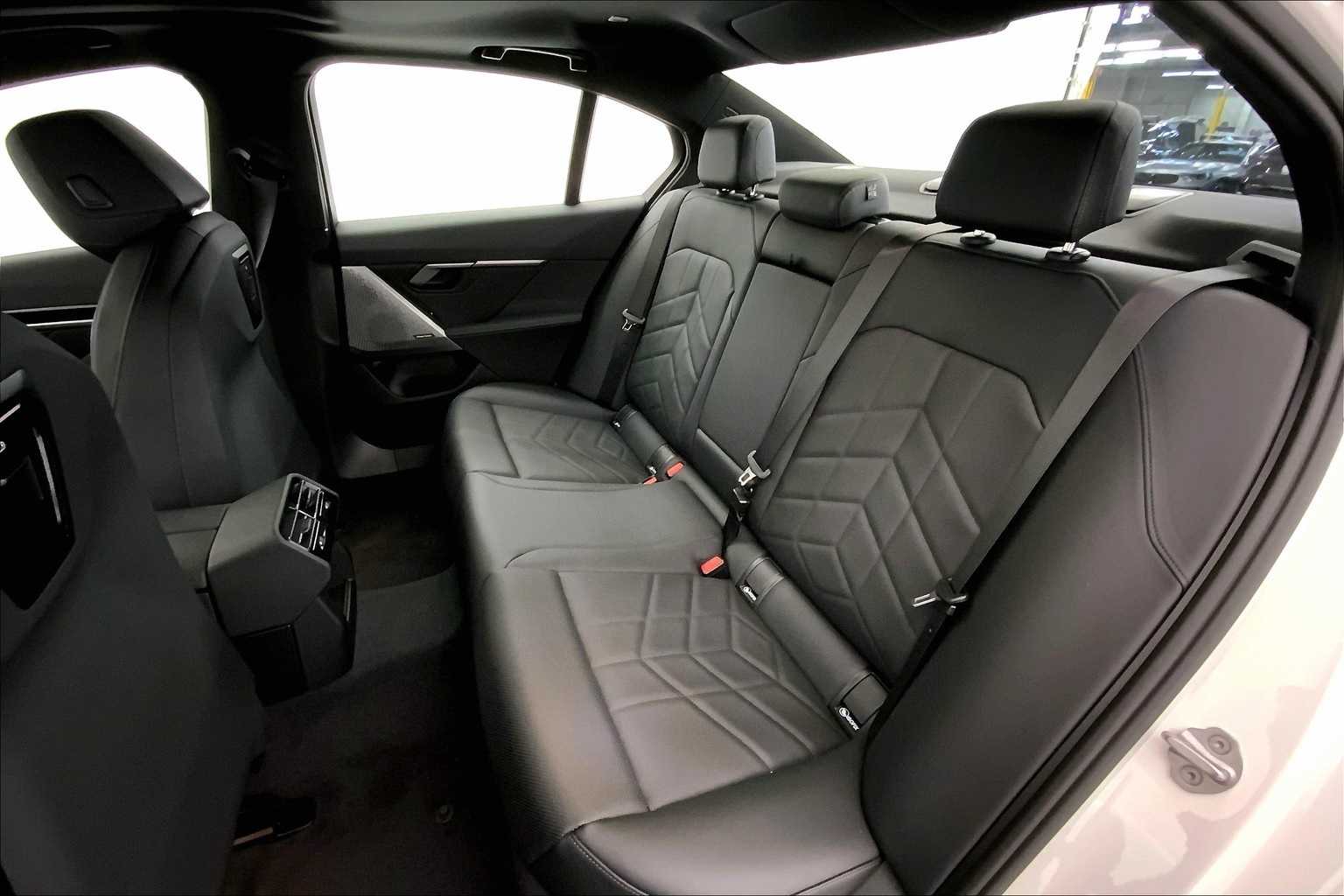 Thumbnail: 2025 BMW 5 Series - 13