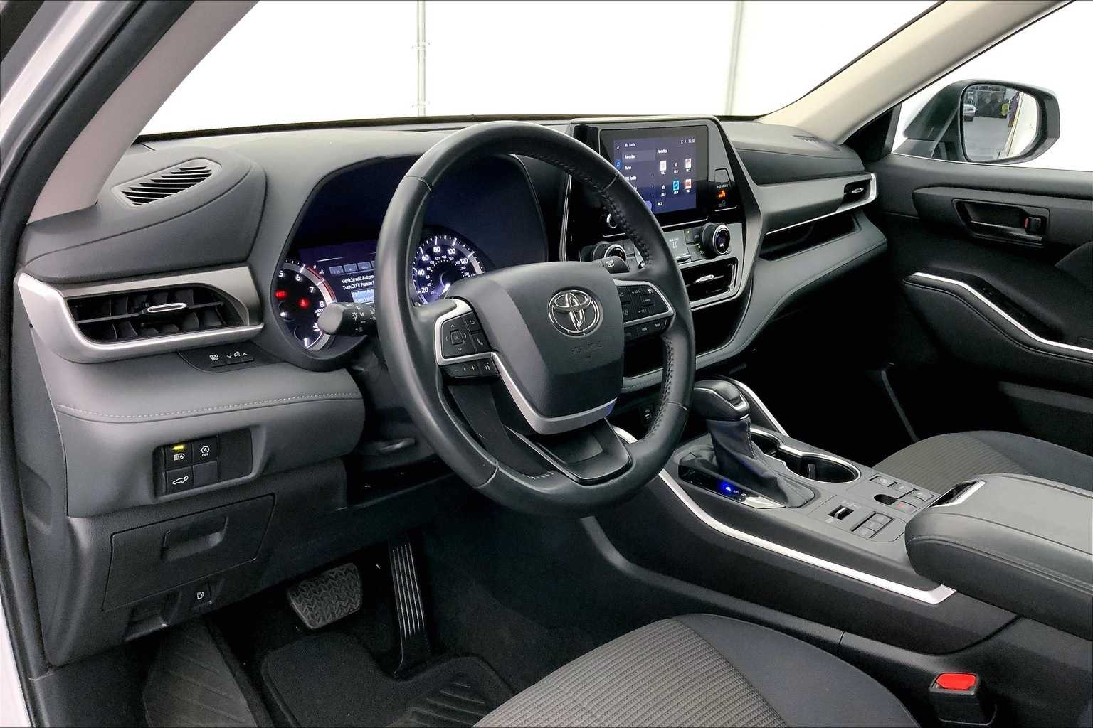 2024 Toyota Highlander LE photo 2