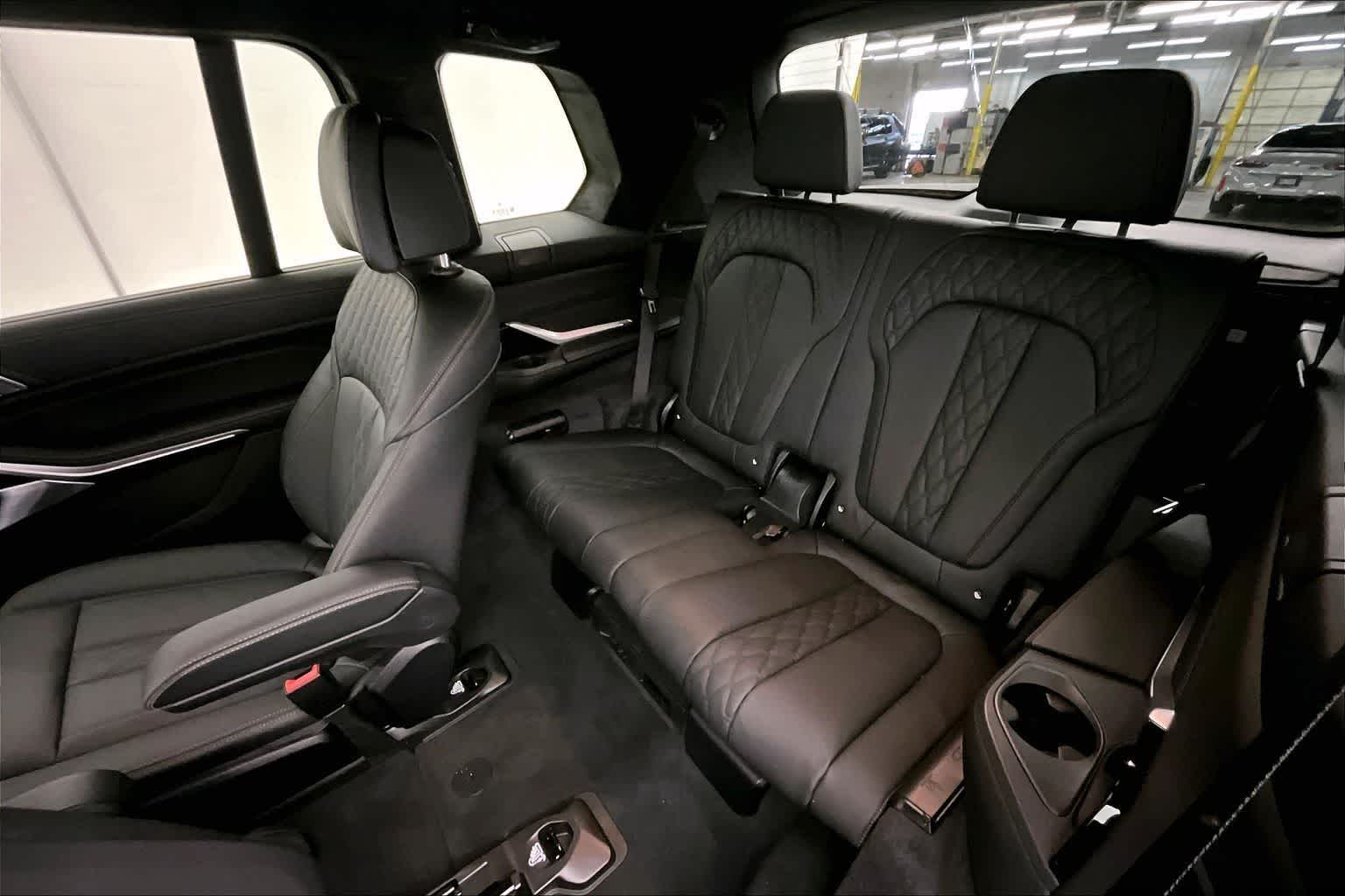 Thumbnail: 2026 BMW X7 - 13
