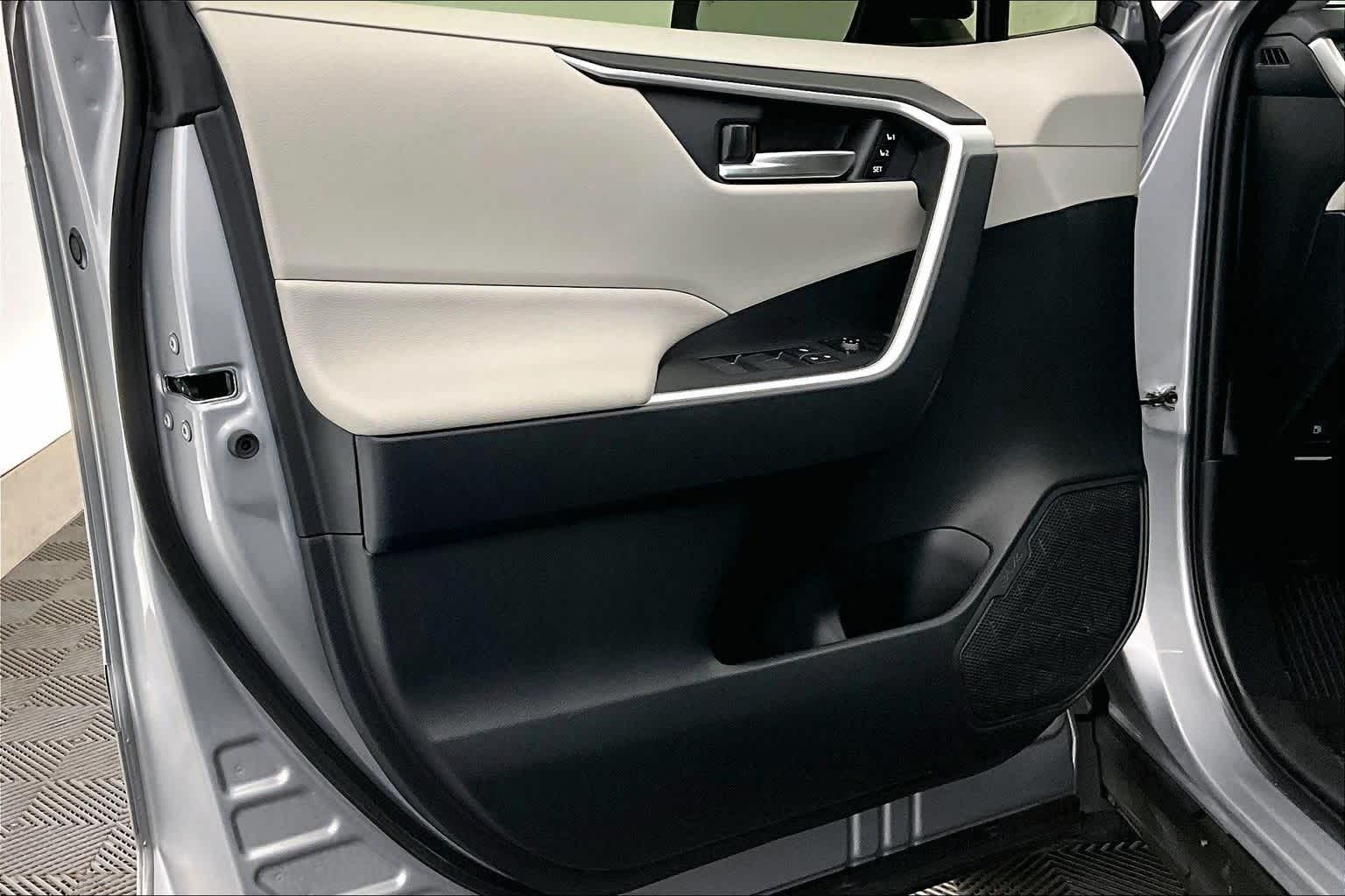 Thumbnail: 2025 Toyota RAV4 - 27