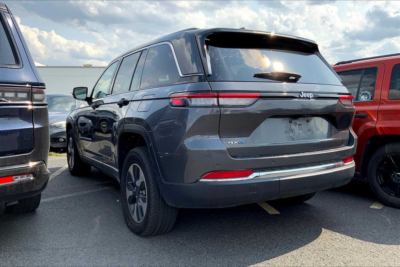 Thumbnail: 2024 Jeep Grand Cherokee - 4