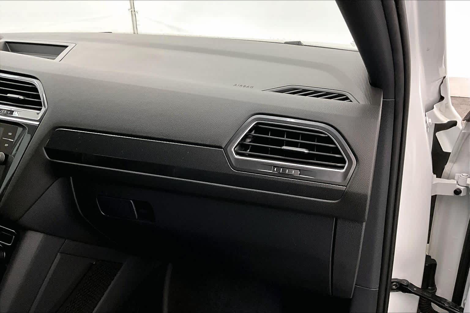 Thumbnail: 2020 Volkswagen Tiguan - 23