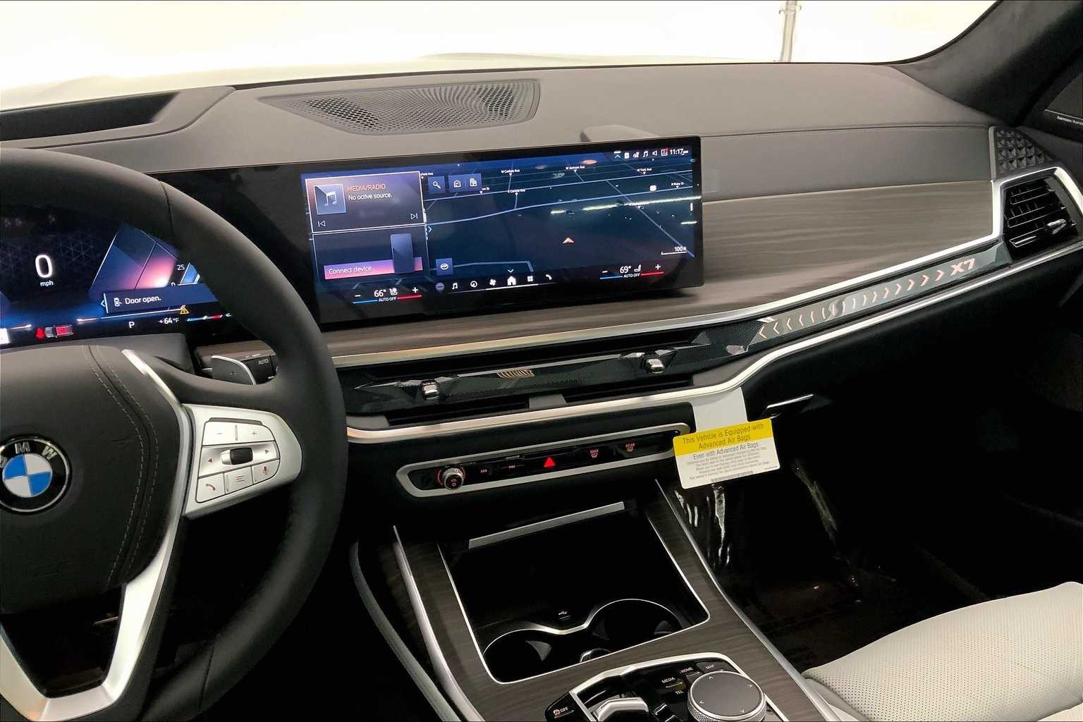 Thumbnail: 2026 BMW X7 - 16