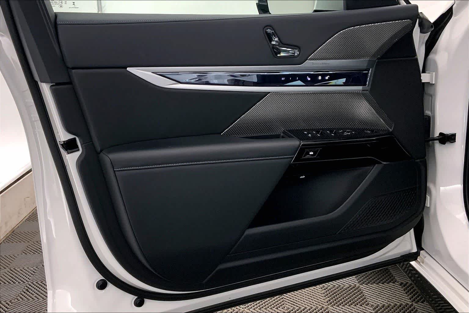 Thumbnail: 2023 BMW i7 - 27