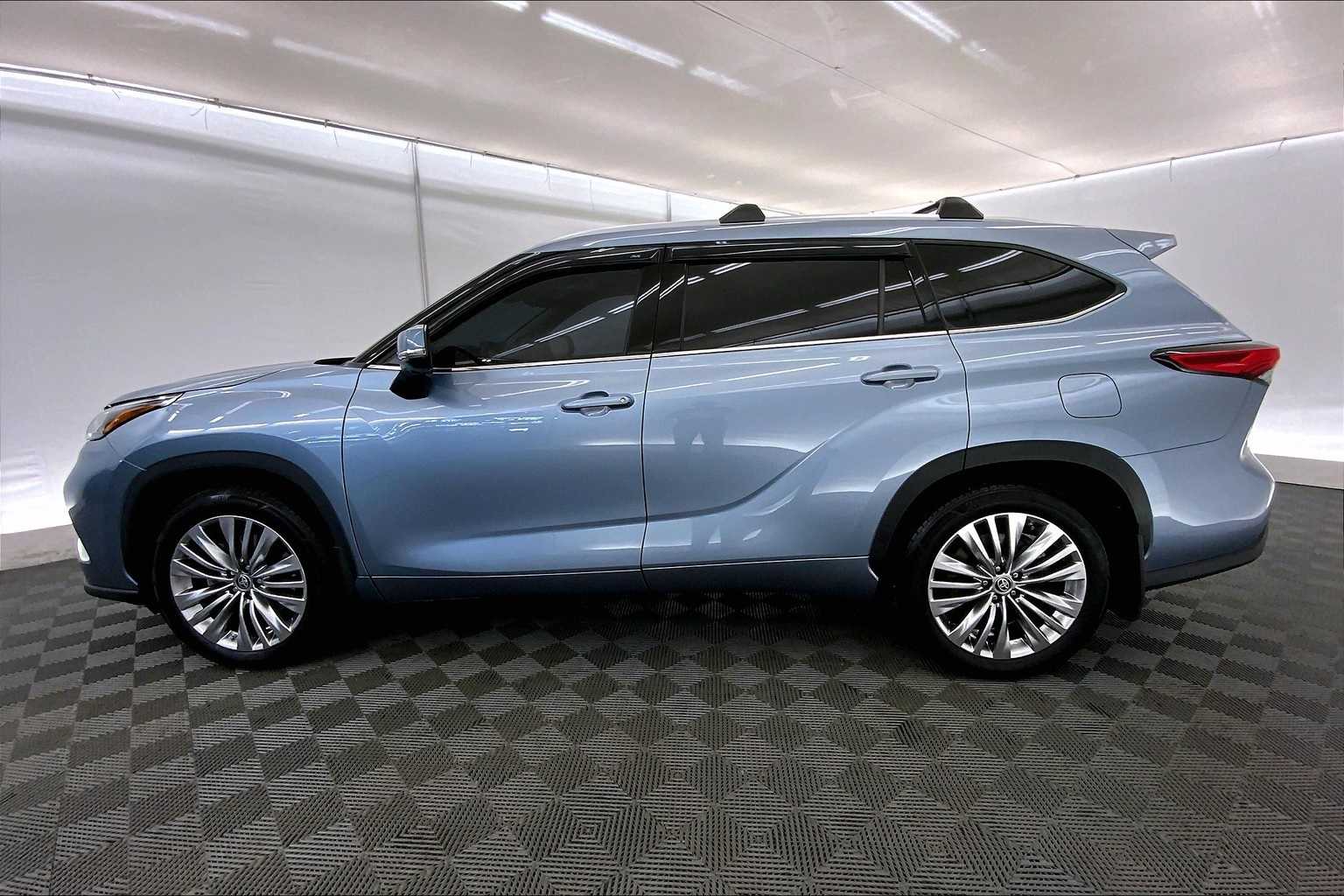 2023 Toyota Highlander Platinum photo 3
