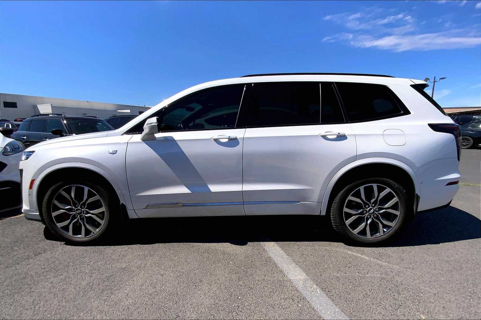 Thumbnail: 2023 Cadillac XT6 - 3