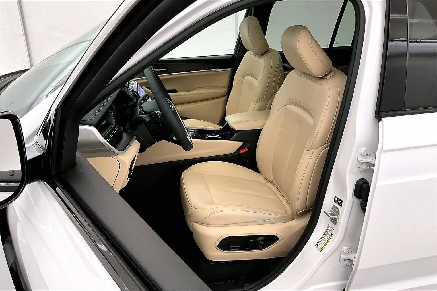 Thumbnail: 2023 Jeep Grand Cherokee - 11