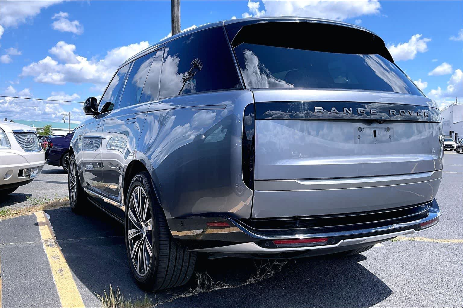 Thumbnail: 2023 Land Rover Range Rover - 4