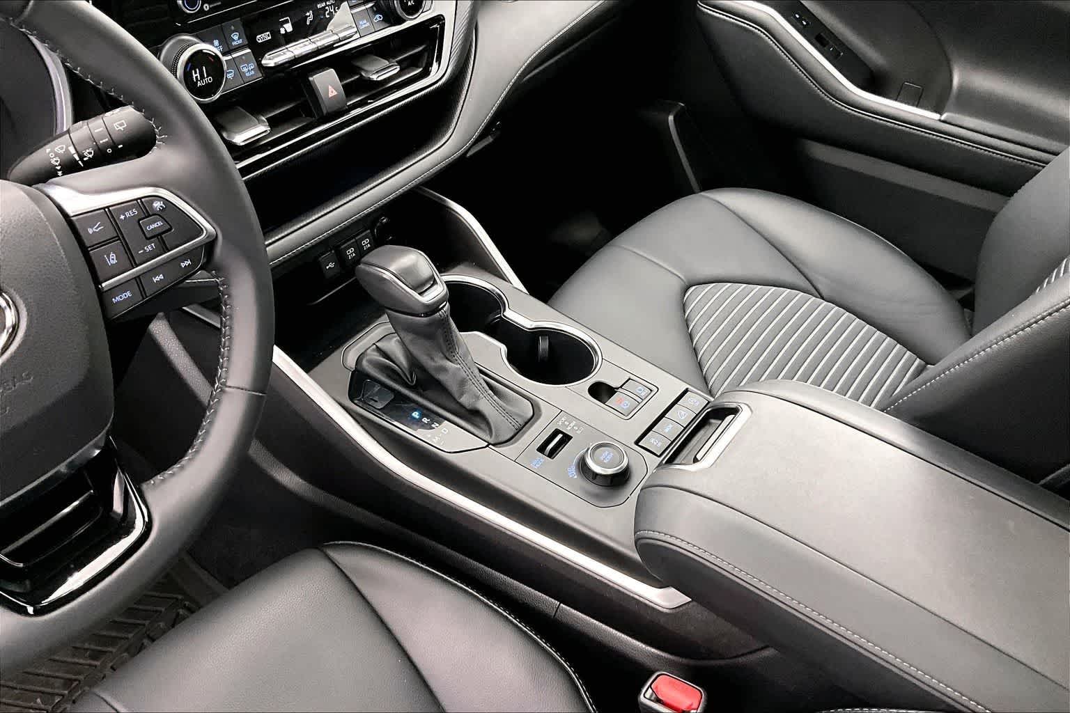 Thumbnail: 2021 Toyota Highlander - 16