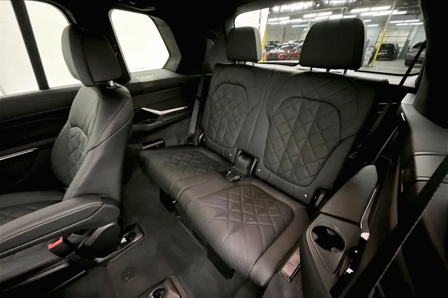 Thumbnail: 2026 BMW X7 - 13