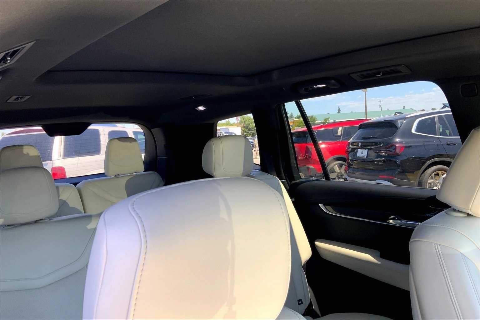 Thumbnail: 2023 Cadillac XT6 - 16