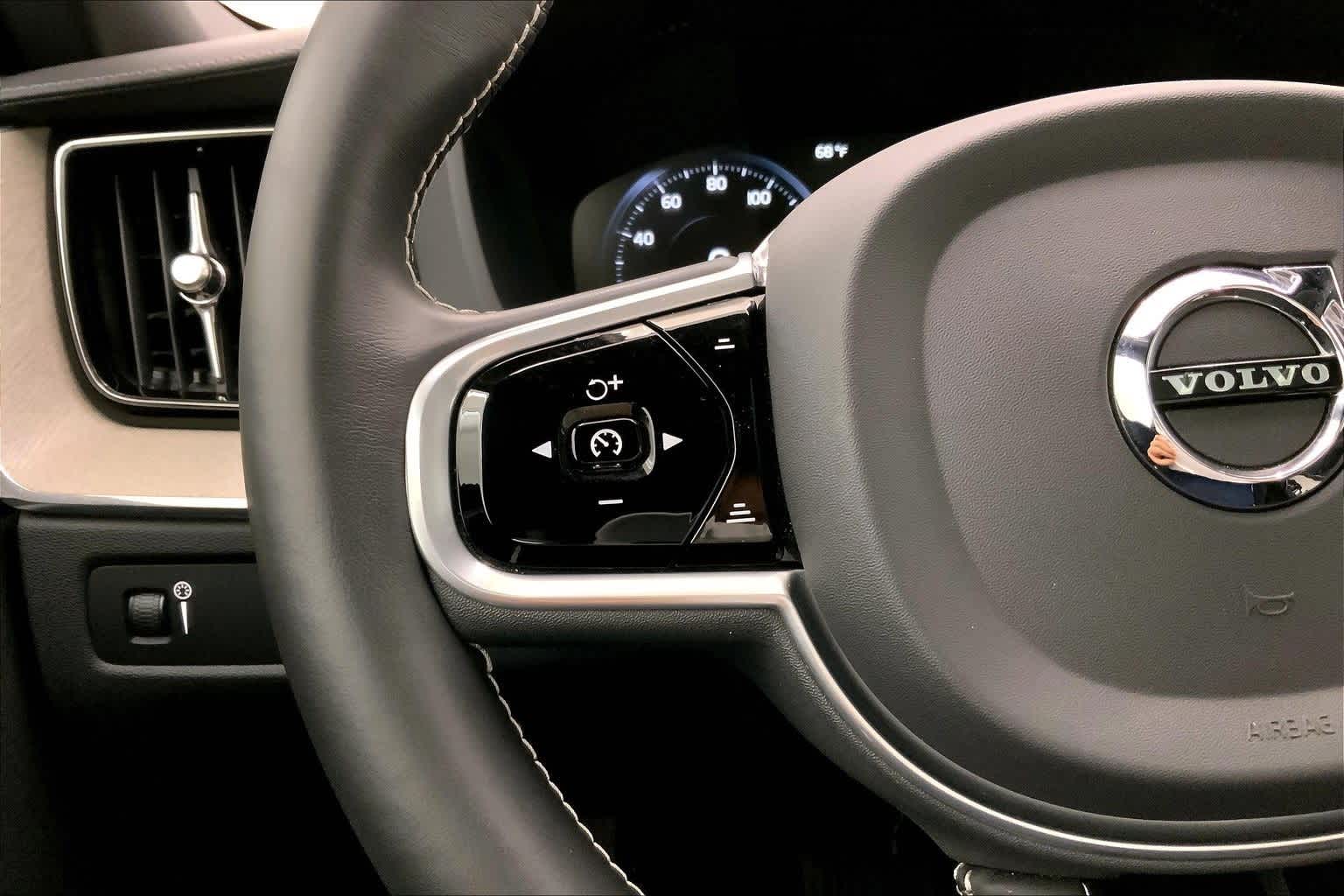 Thumbnail: 2020 Volvo XC60 - 24