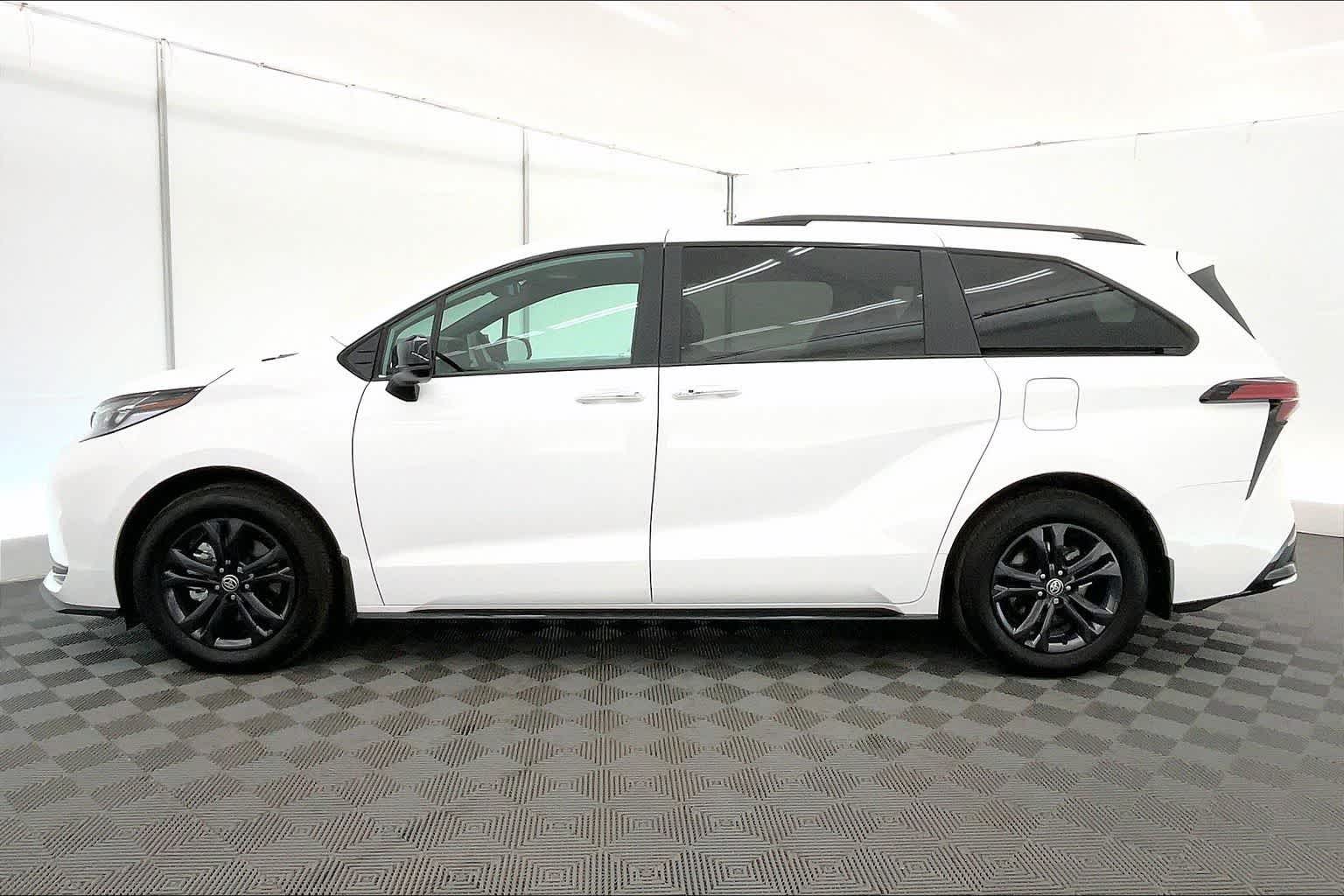 Thumbnail: 2025 Toyota Sienna - 3