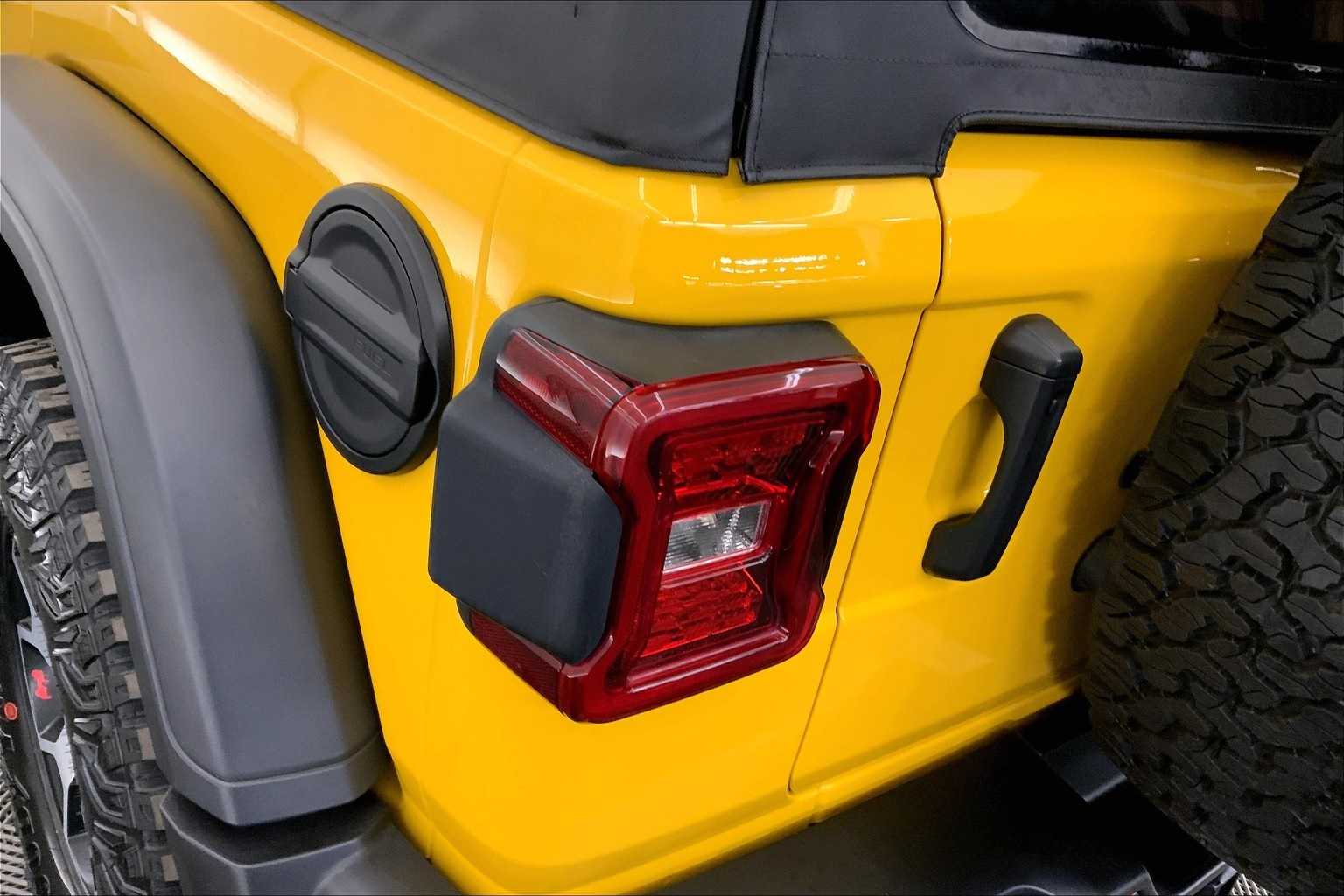 Thumbnail: 2021 Jeep Wrangler - 32