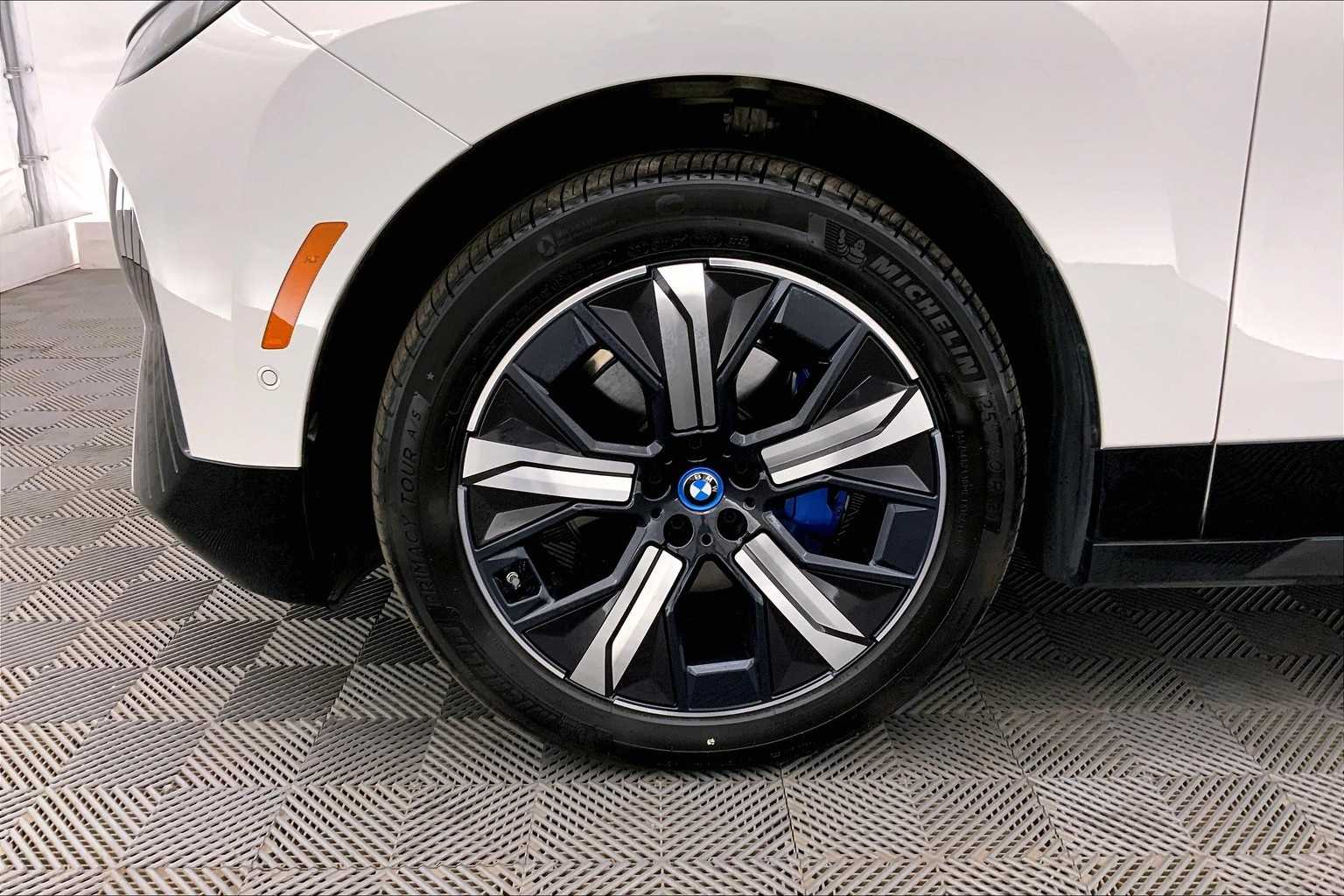Thumbnail: 2024 BMW iX - 8