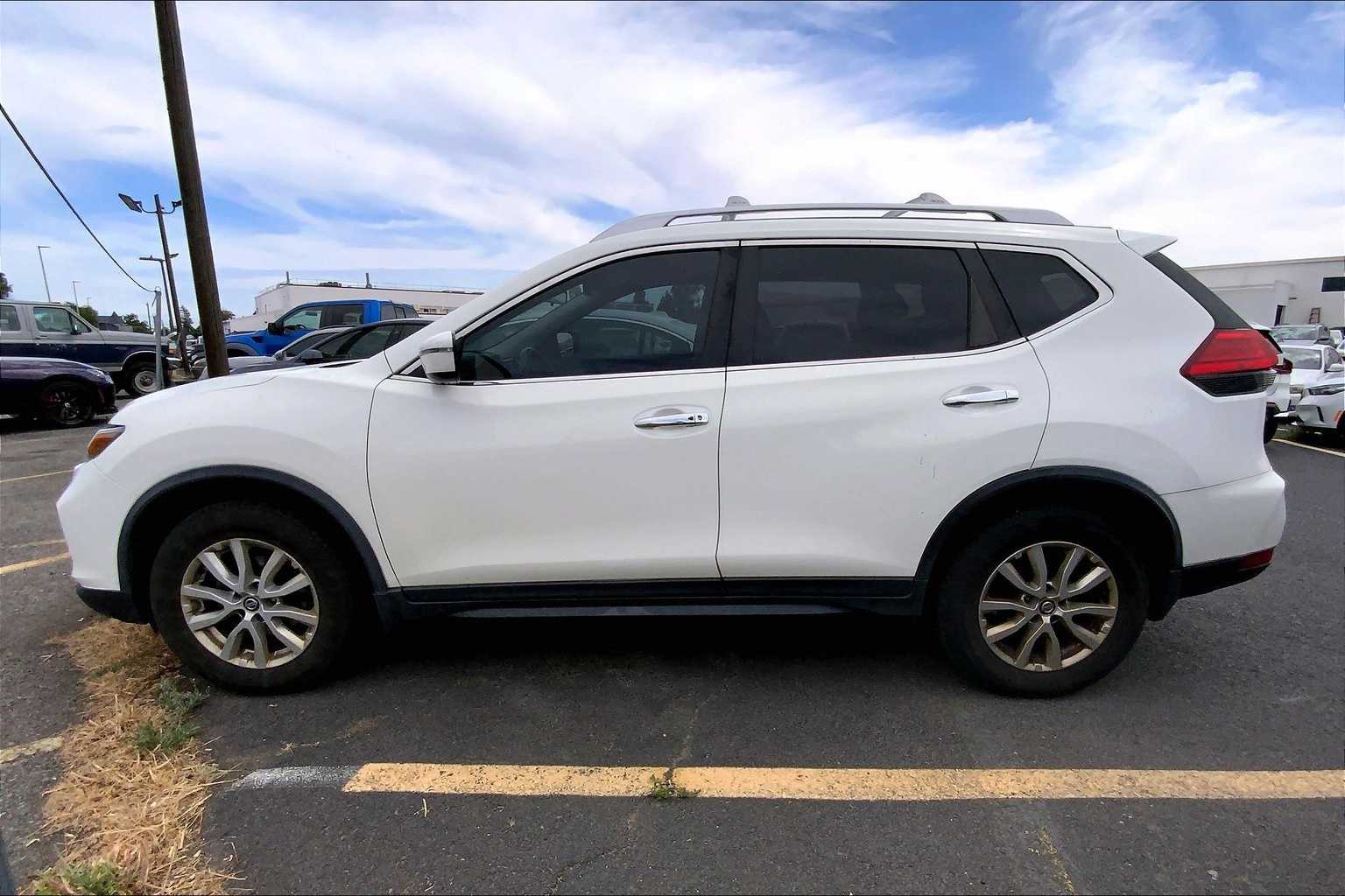 Thumbnail: 2017 Nissan Rogue - 3