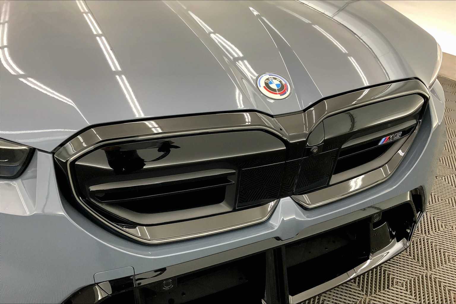 Thumbnail: 2025 BMW M5 - 33