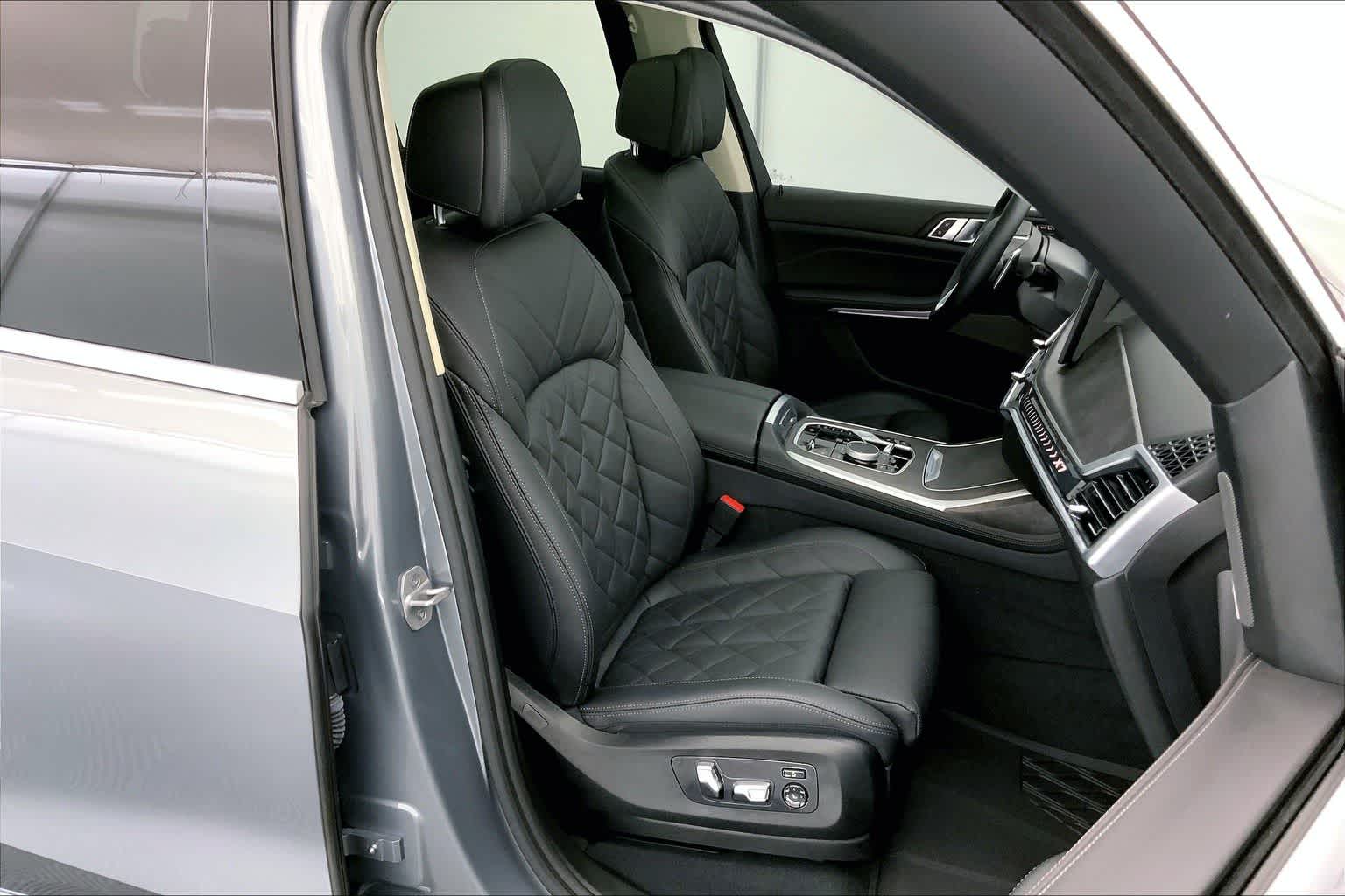 Thumbnail: 2024 BMW X7 - 13