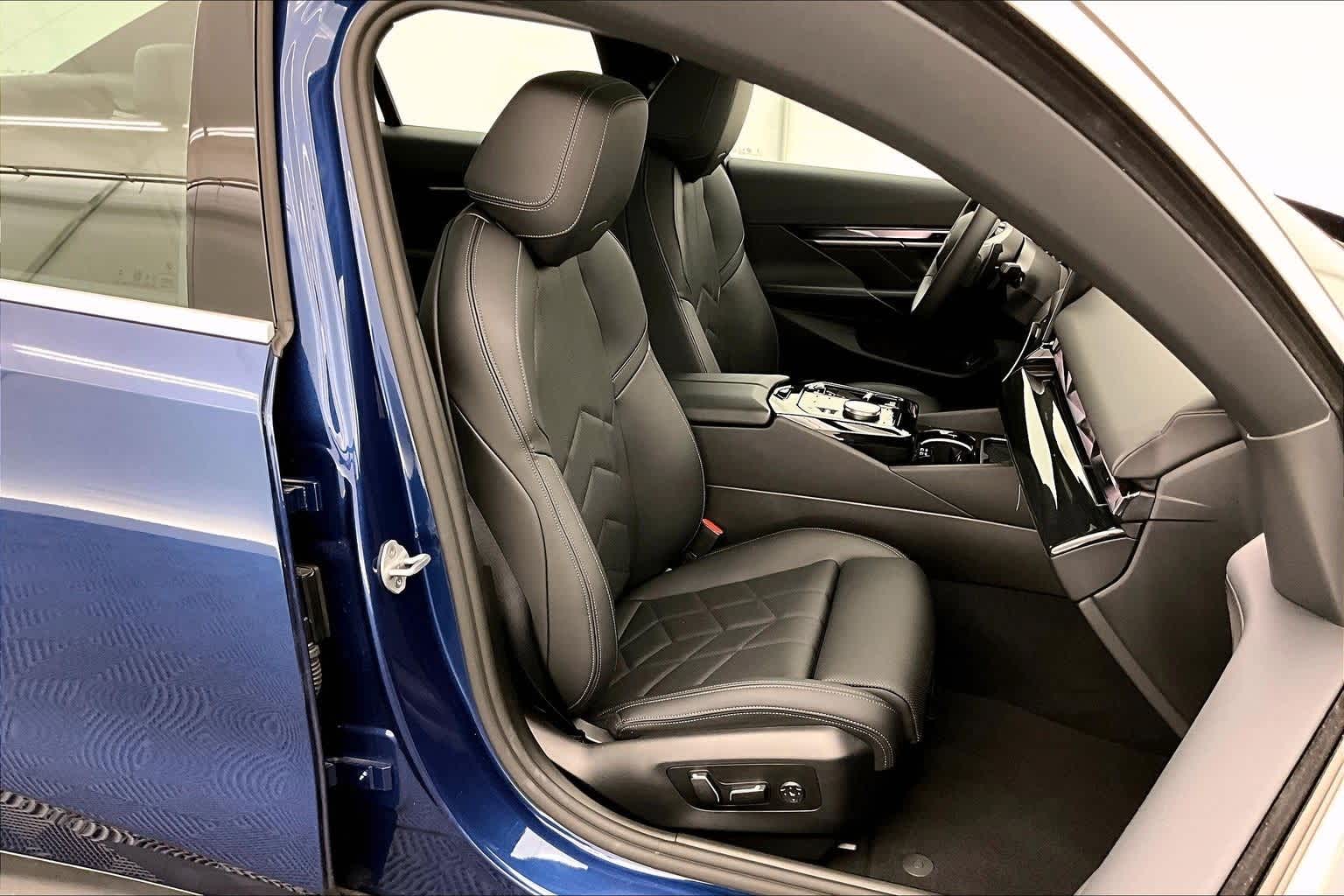 Thumbnail: 2026 BMW 5 Series - 13