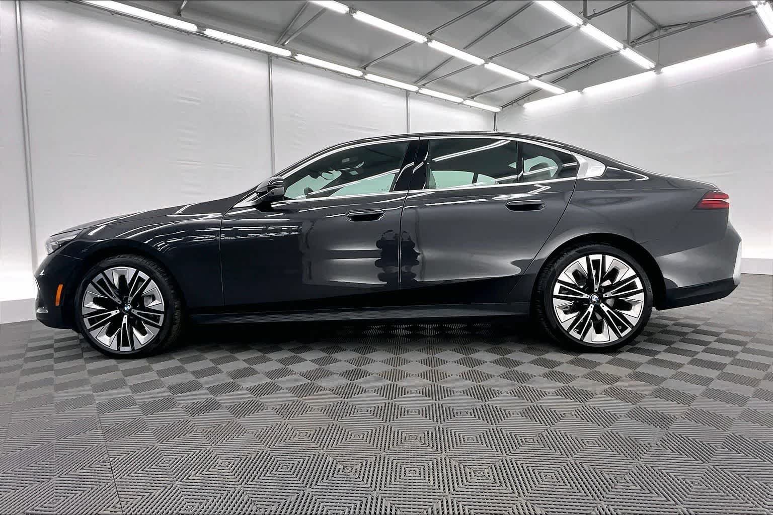 Thumbnail: 2026 BMW 5 Series - 3