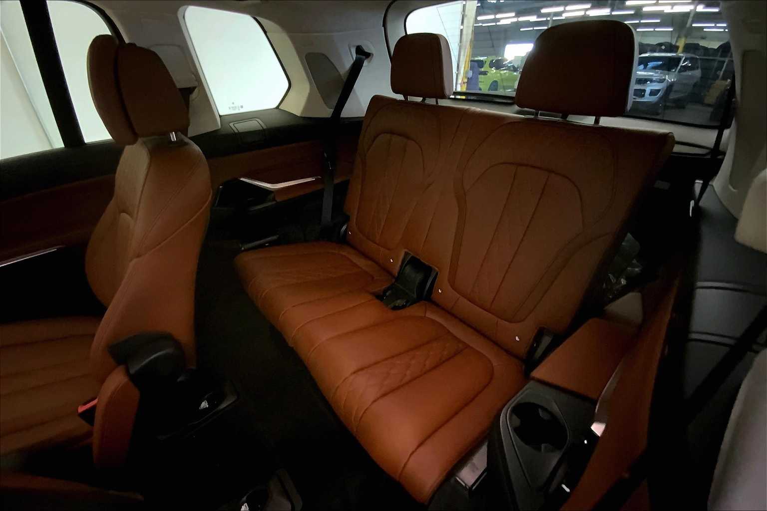 Thumbnail: 2026 BMW X7 - 13