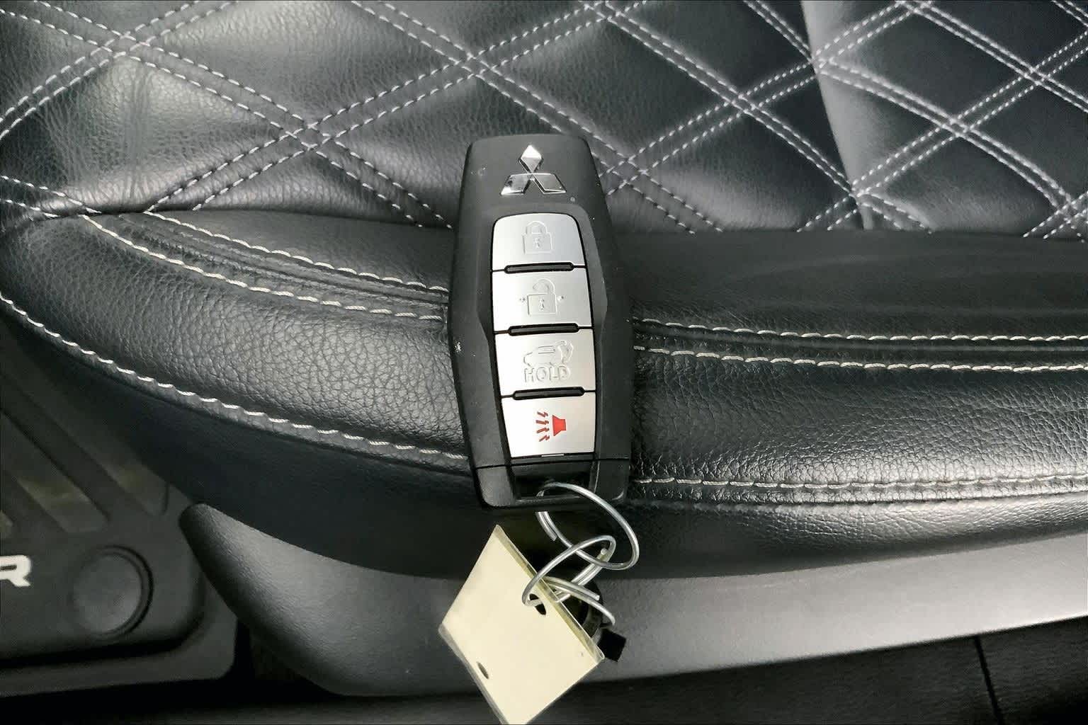 Thumbnail: 2023 Mitsubishi Outlander - 19