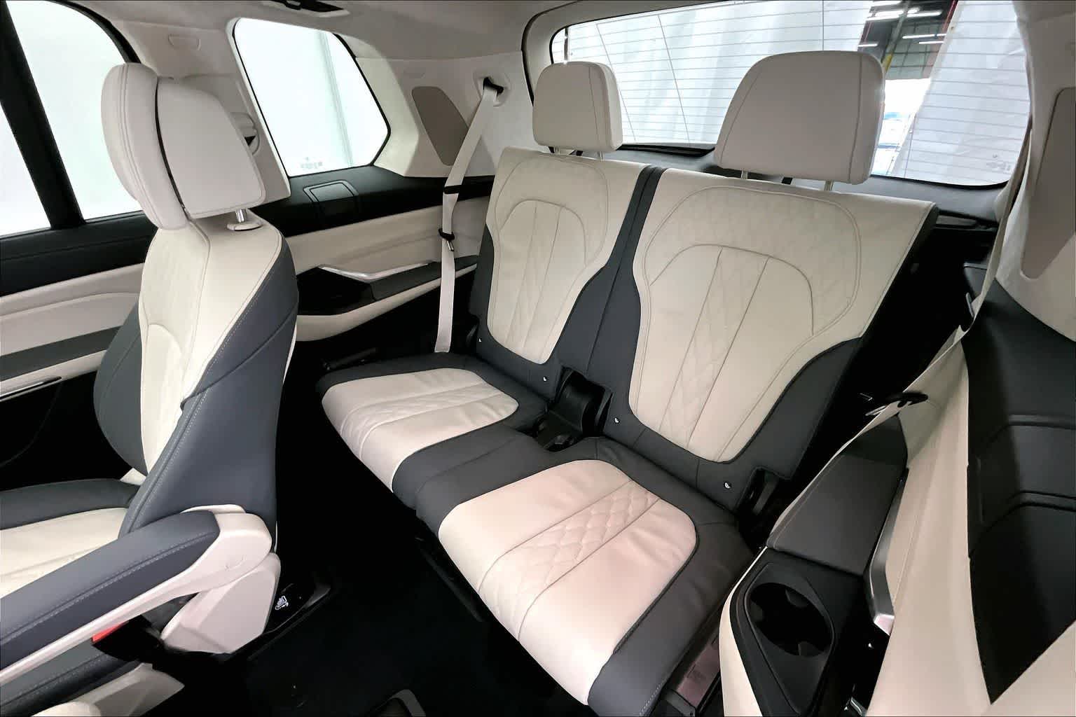 Thumbnail: 2026 BMW X7 - 13