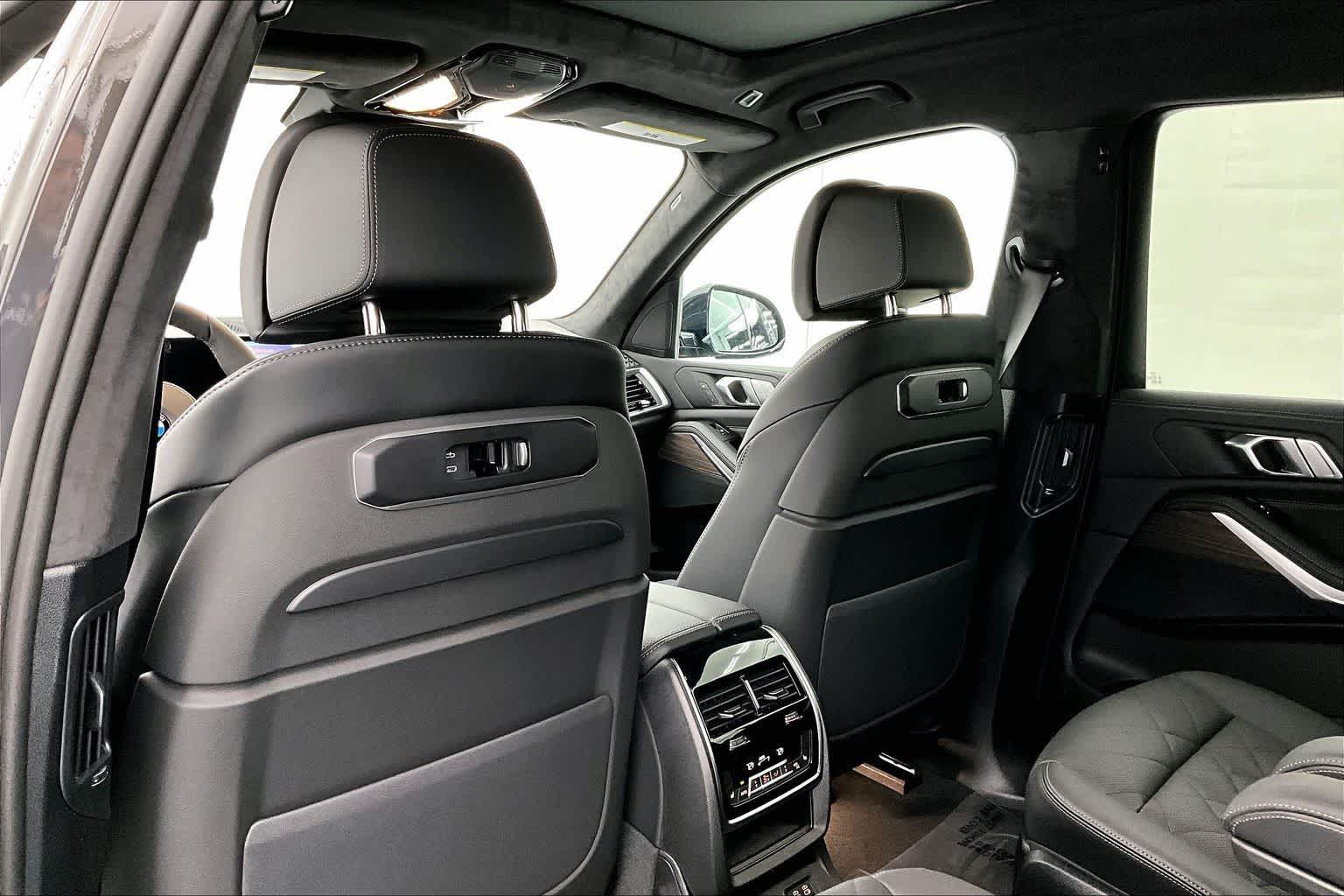 Thumbnail: 2026 BMW X7 - 12