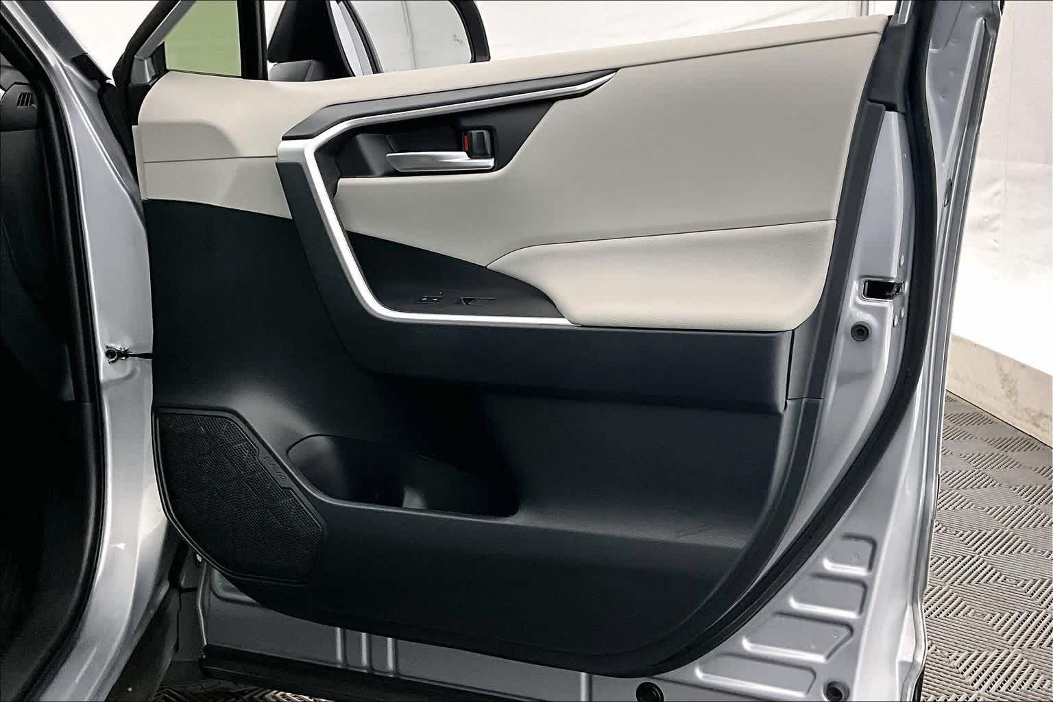 Thumbnail: 2025 Toyota RAV4 - 28