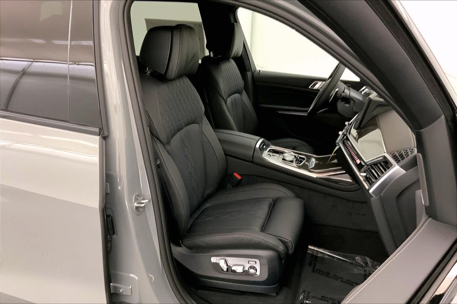 Thumbnail: 2026 BMW X7 - 14