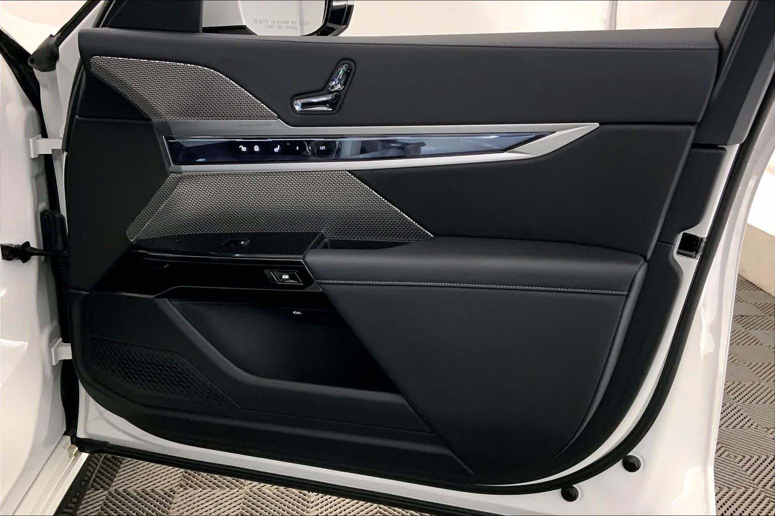 Thumbnail: 2023 BMW i7 - 28