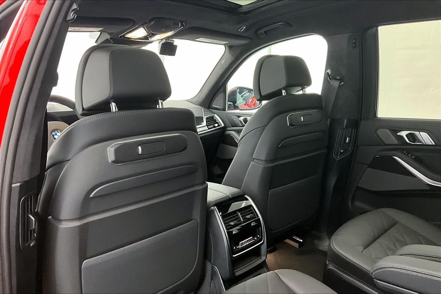 Thumbnail: 2026 BMW X7 - 12