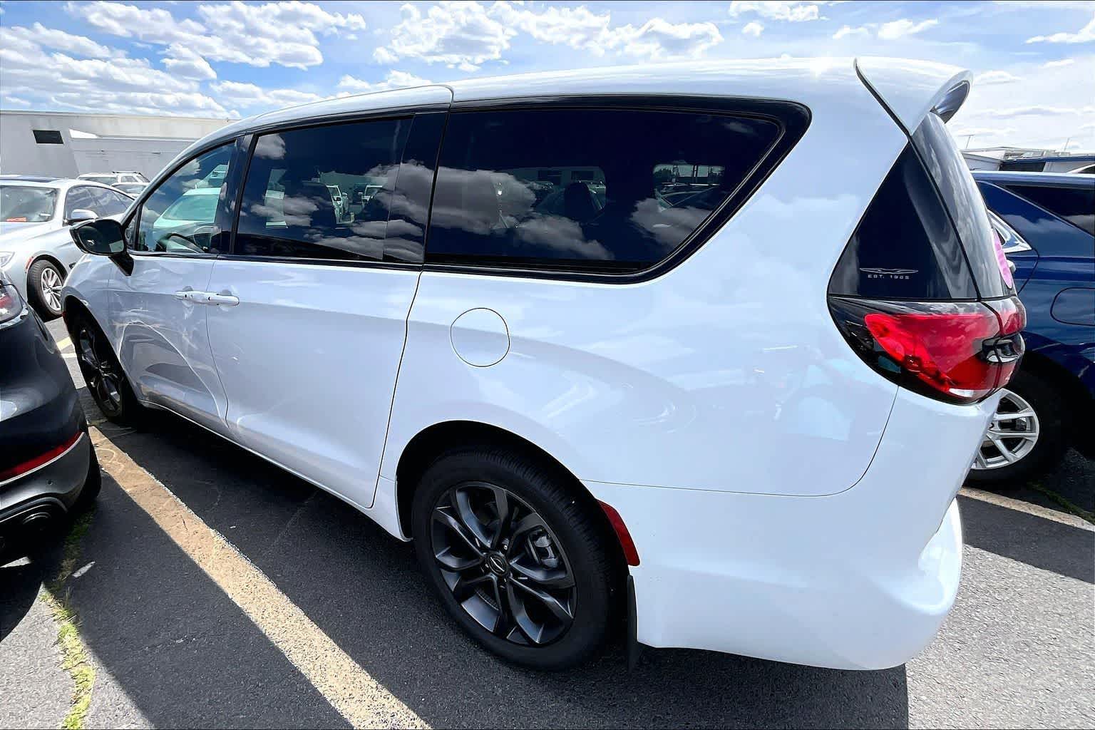 Thumbnail: 2026 Chrysler Pacifica - 3
