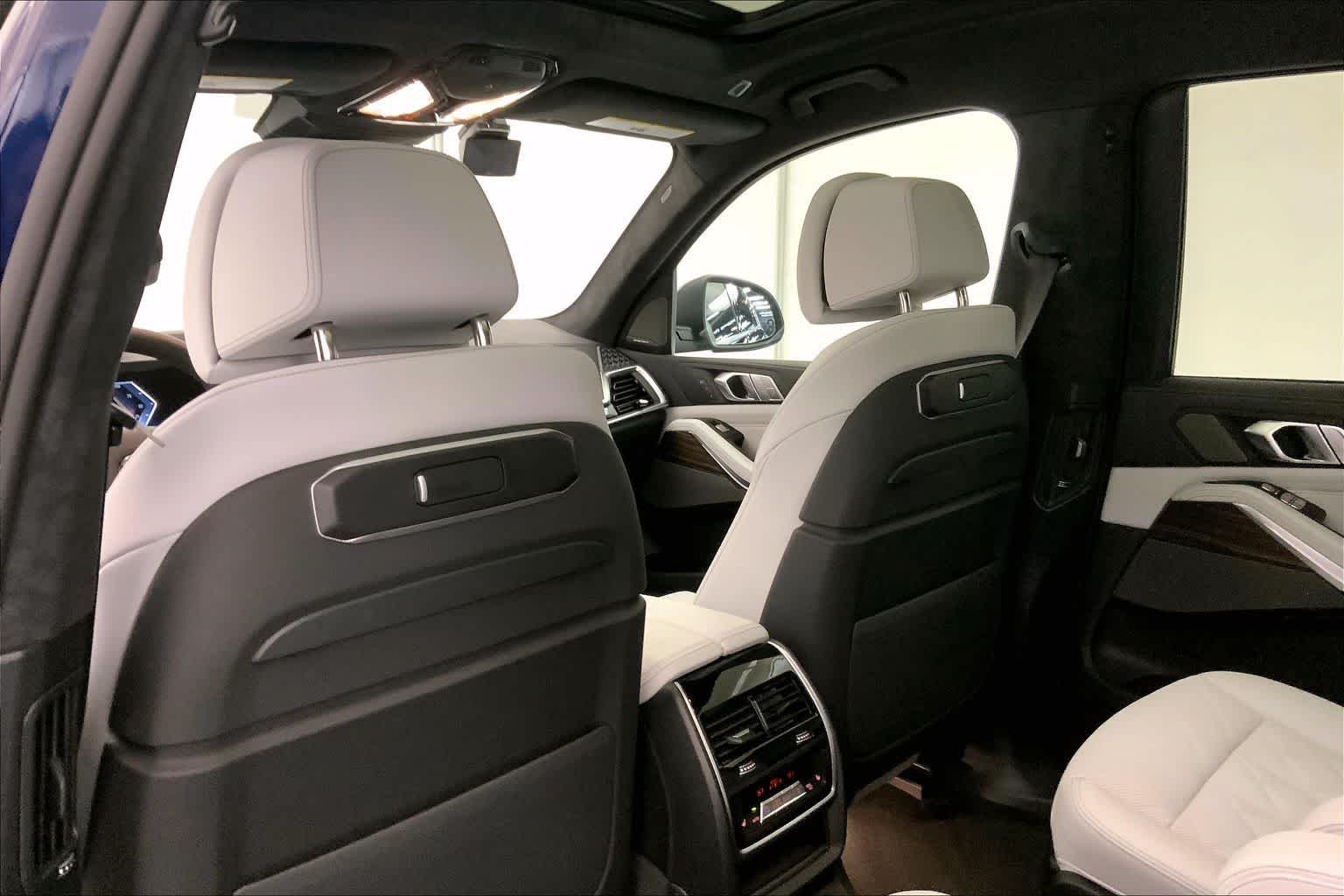 Thumbnail: 2026 BMW X7 - 12