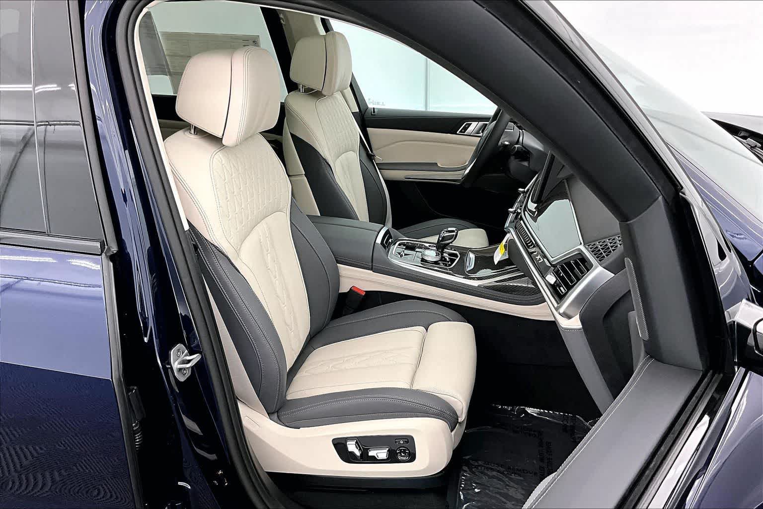 Thumbnail: 2026 BMW X7 - 14