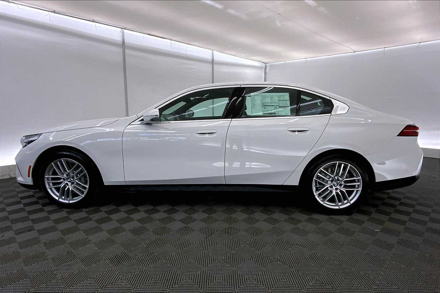 Thumbnail: 2025 BMW 5 Series - 3