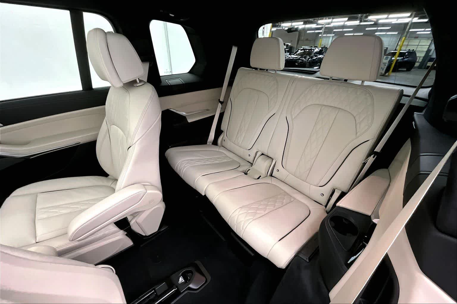 Thumbnail: 2026 BMW X7 - 13