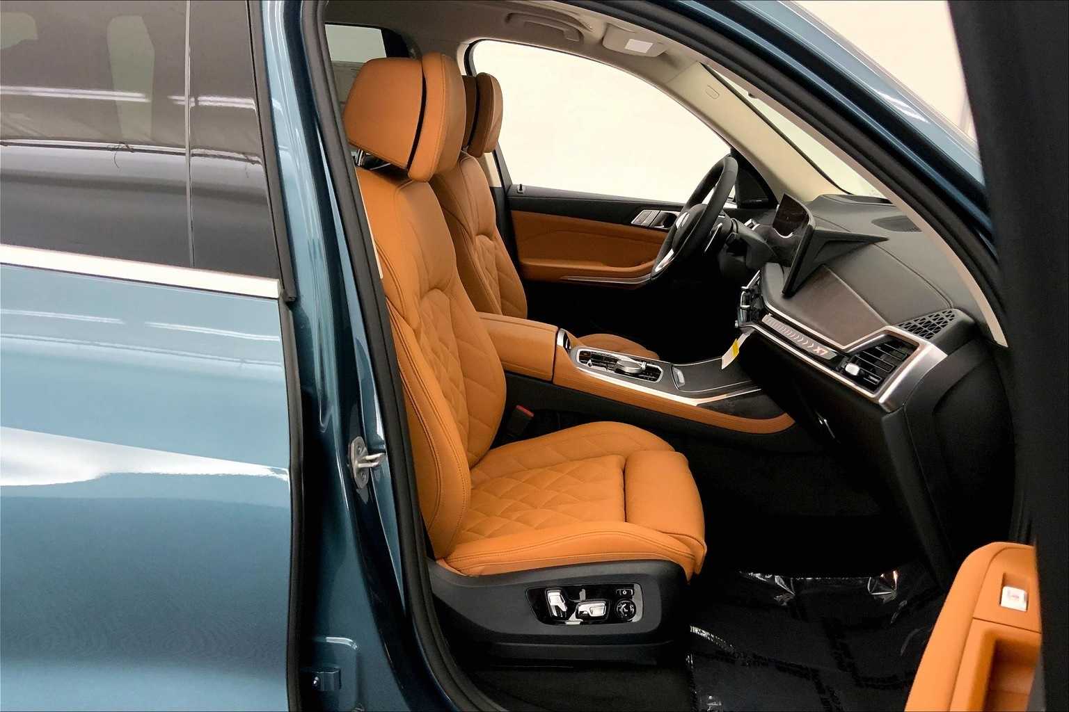 Thumbnail: 2026 BMW X7 - 14