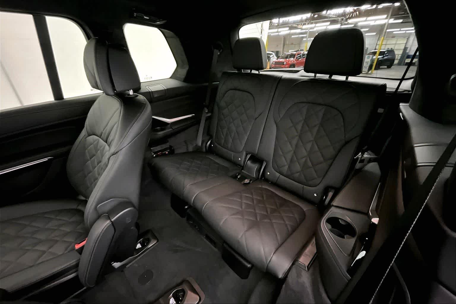 Thumbnail: 2026 BMW X7 - 13