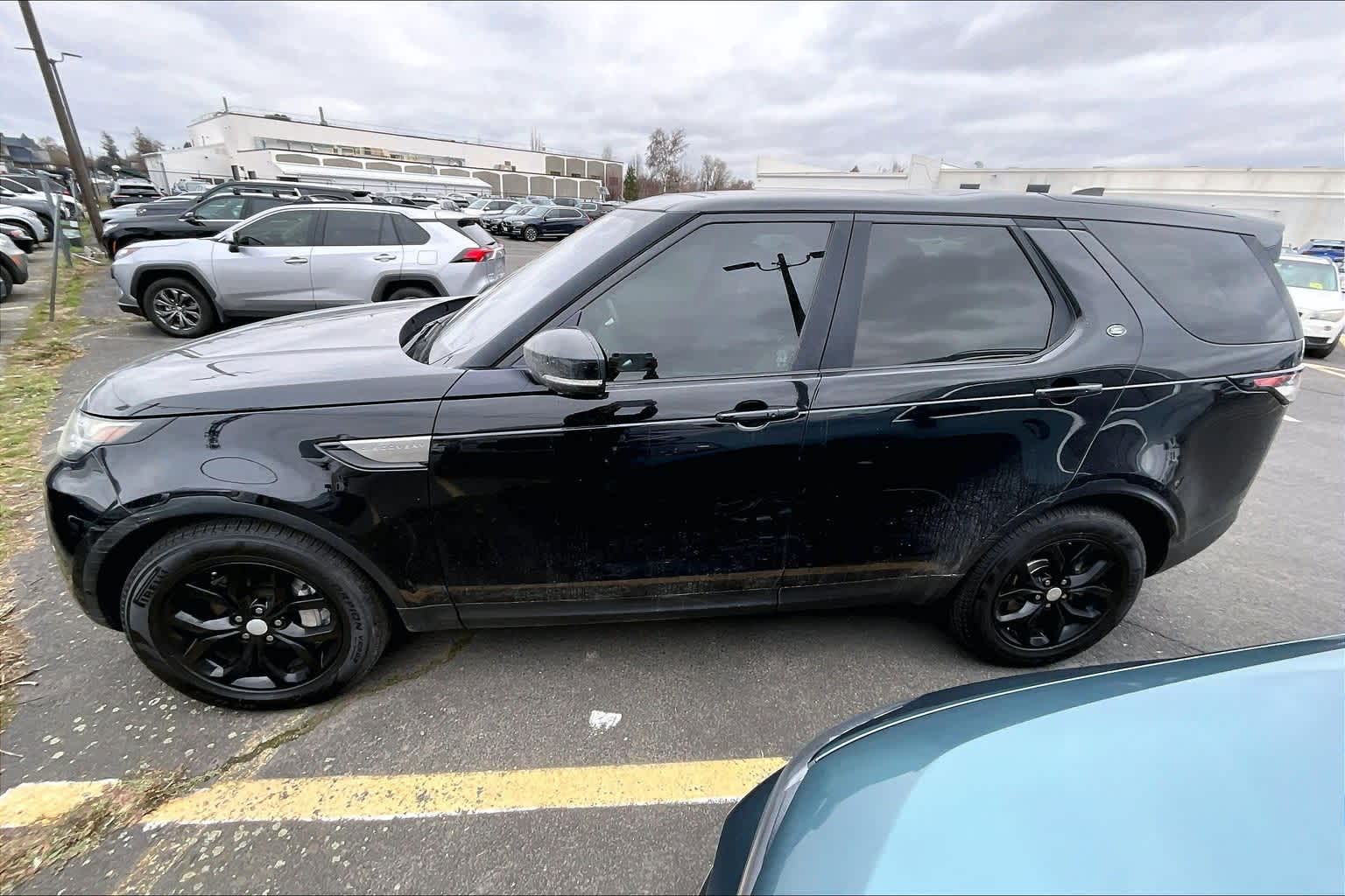 Thumbnail: 2019 Land Rover Discovery - 3