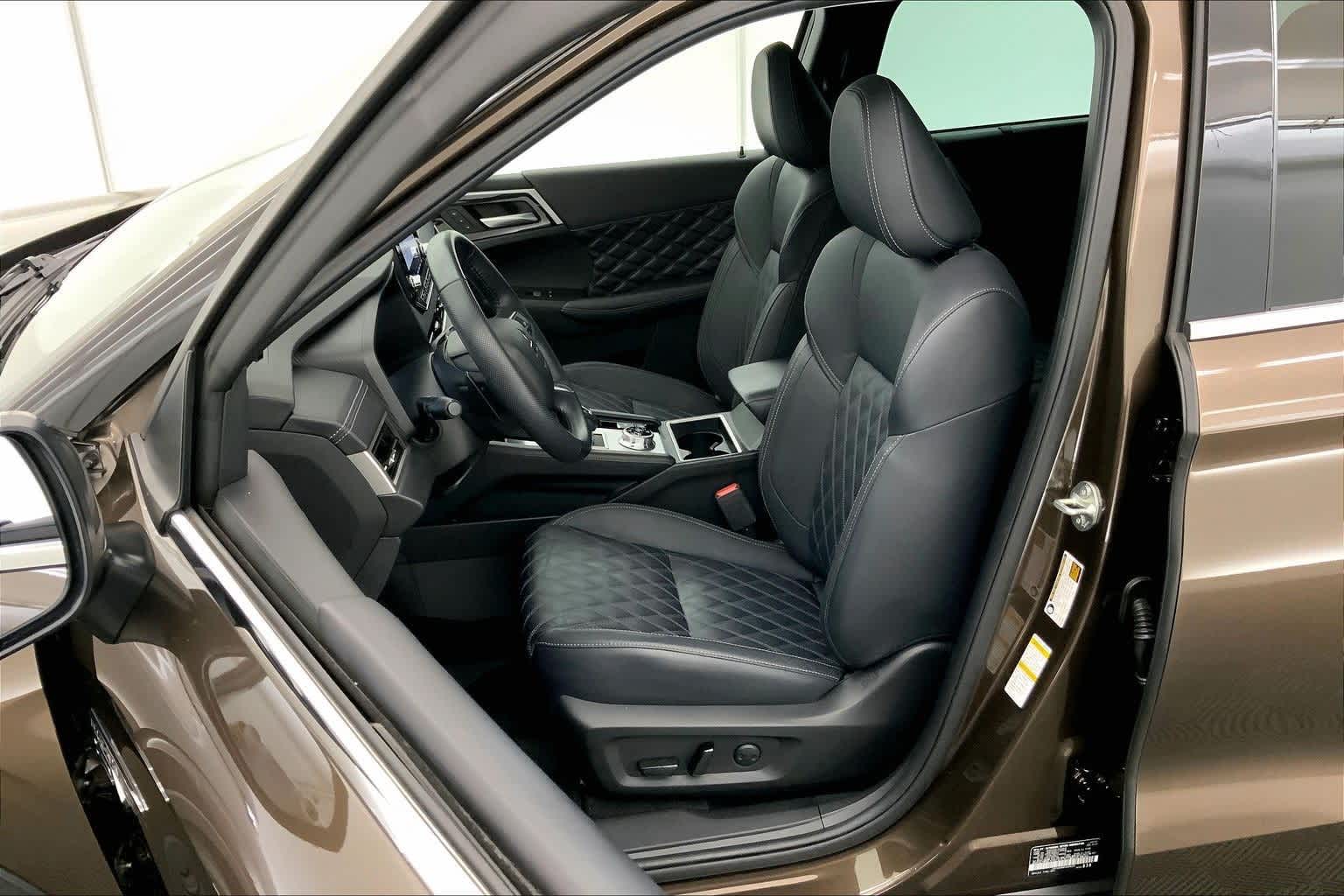 Thumbnail: 2023 Mitsubishi Outlander - 11