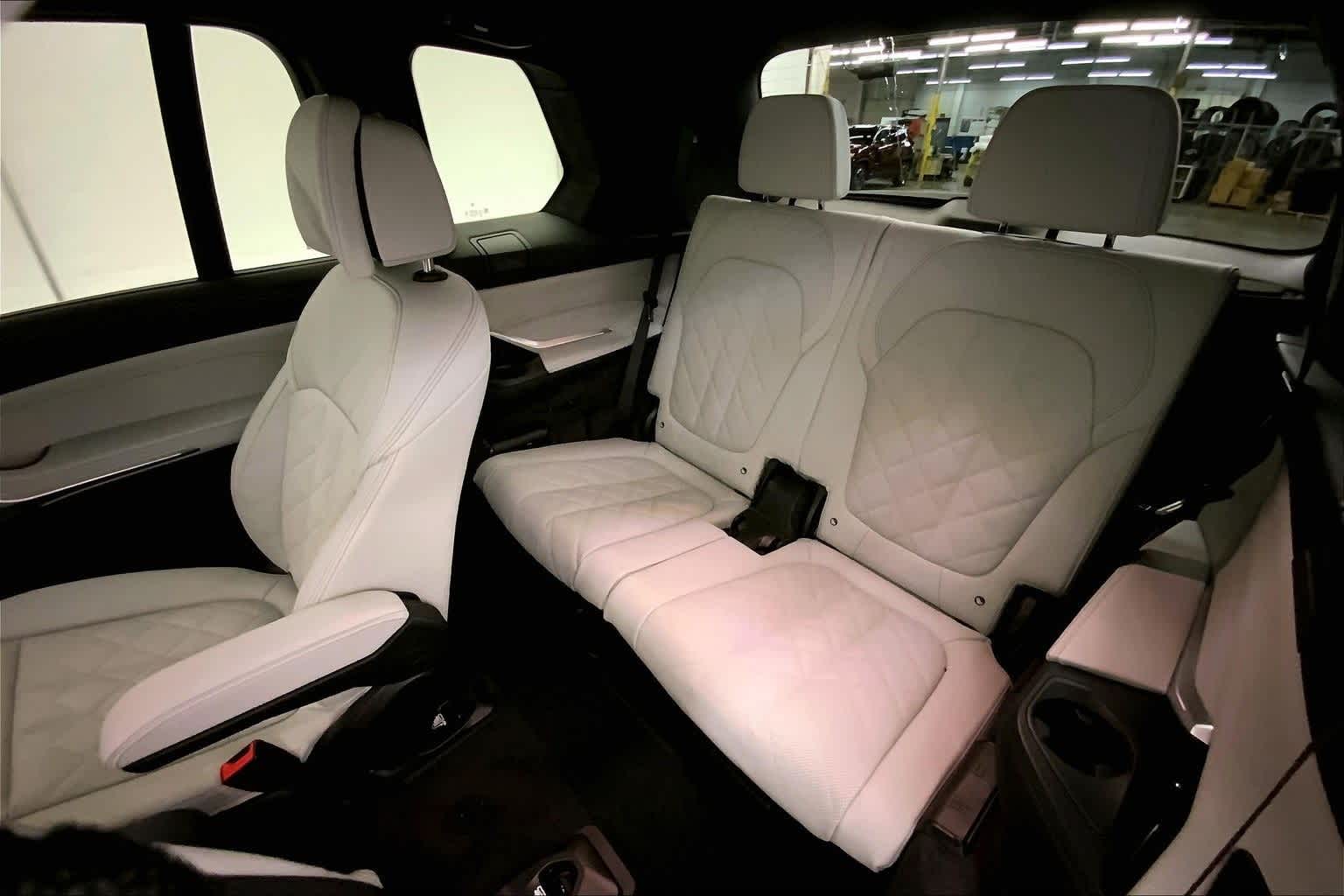 Thumbnail: 2026 BMW X7 - 13