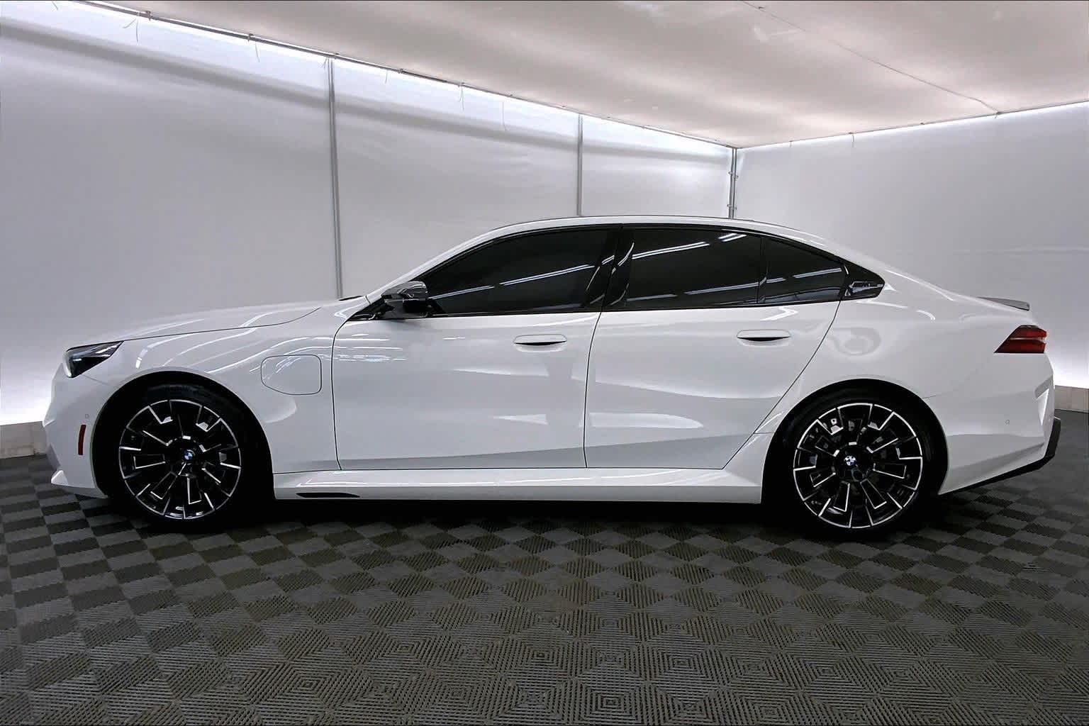 Thumbnail: 2026 BMW M5 - 3