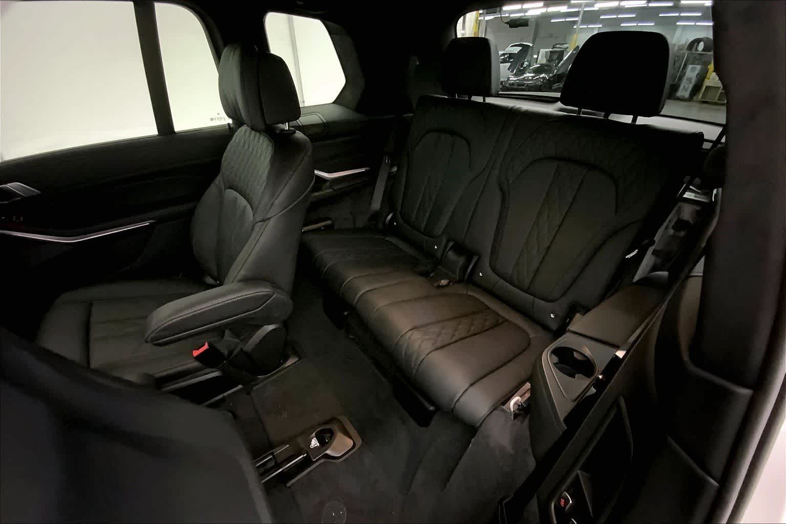 Thumbnail: 2026 BMW X7 - 13