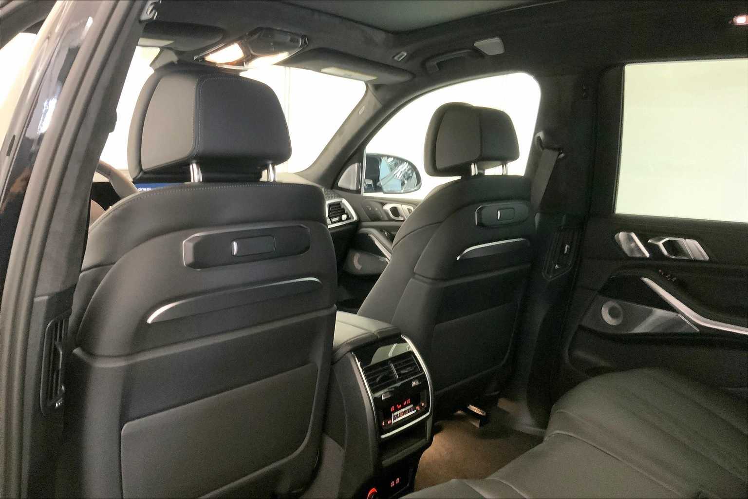 Thumbnail: 2026 BMW X7 - 12