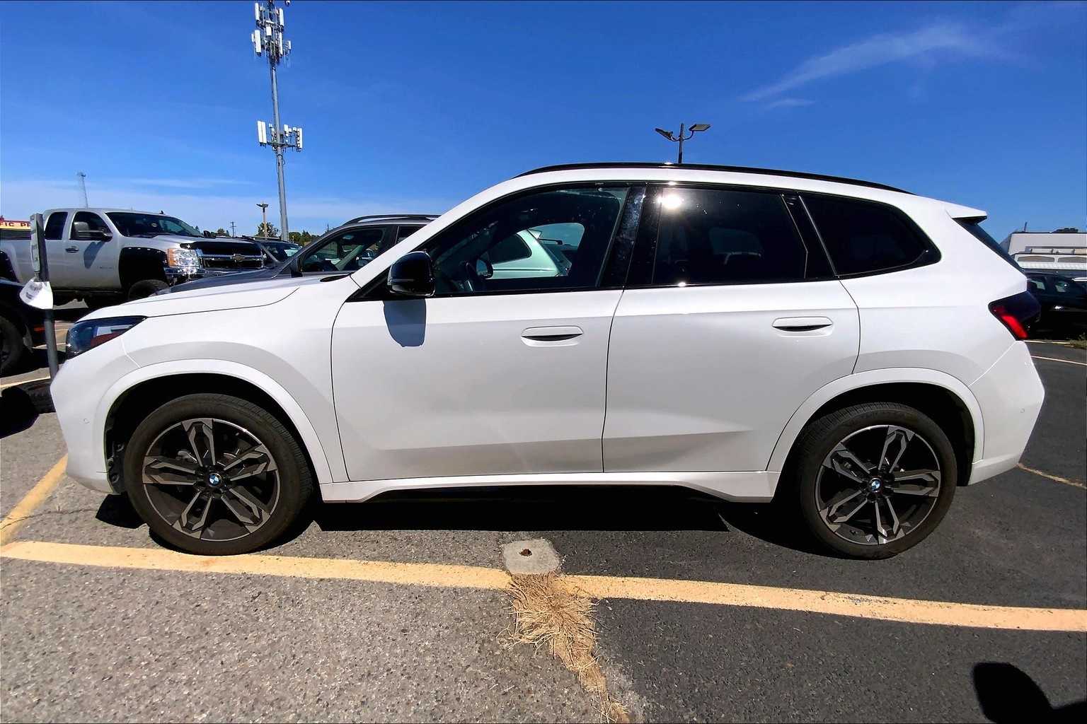 Thumbnail: 2023 BMW X1 - 3