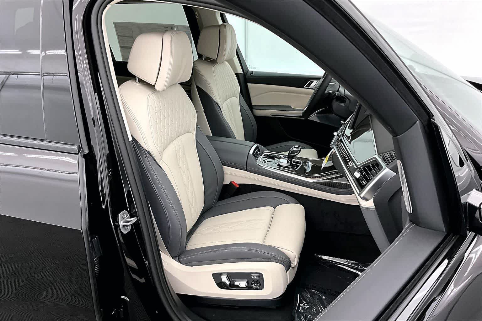 Thumbnail: 2026 BMW X7 - 14