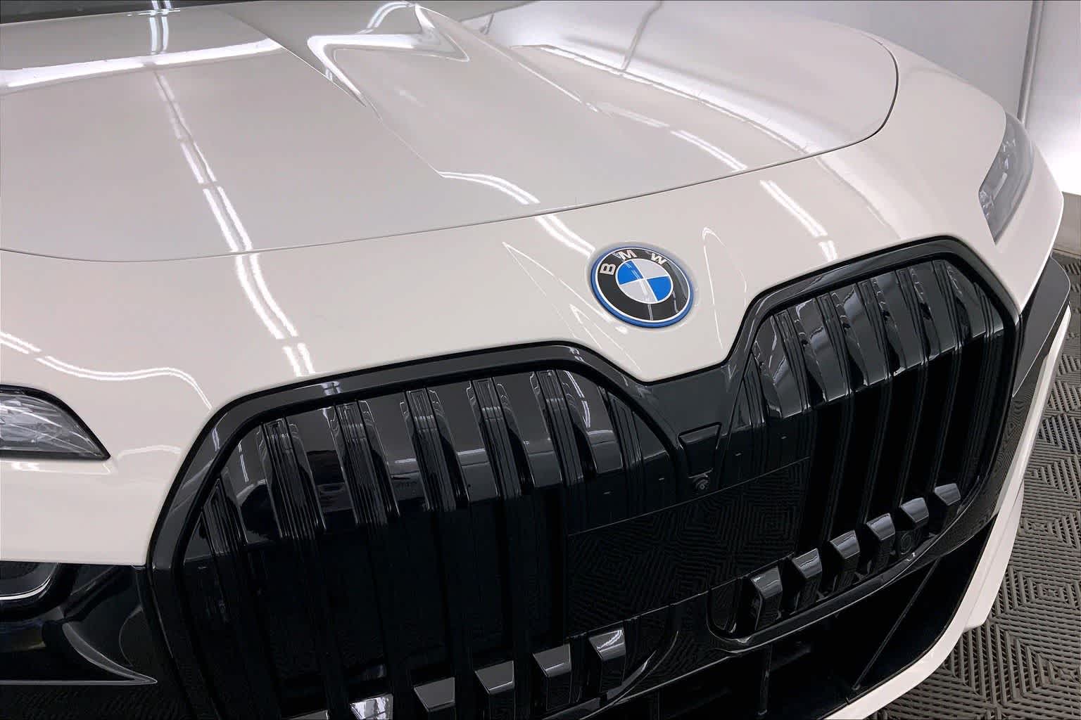 Thumbnail: 2023 BMW i7 - 33