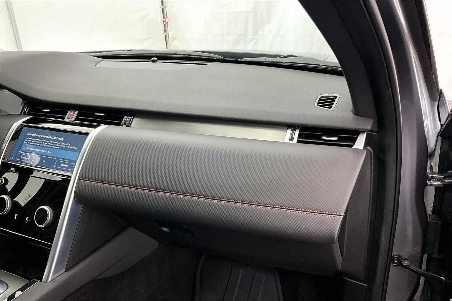 Thumbnail: 2022 Land Rover Discovery Sport - 23