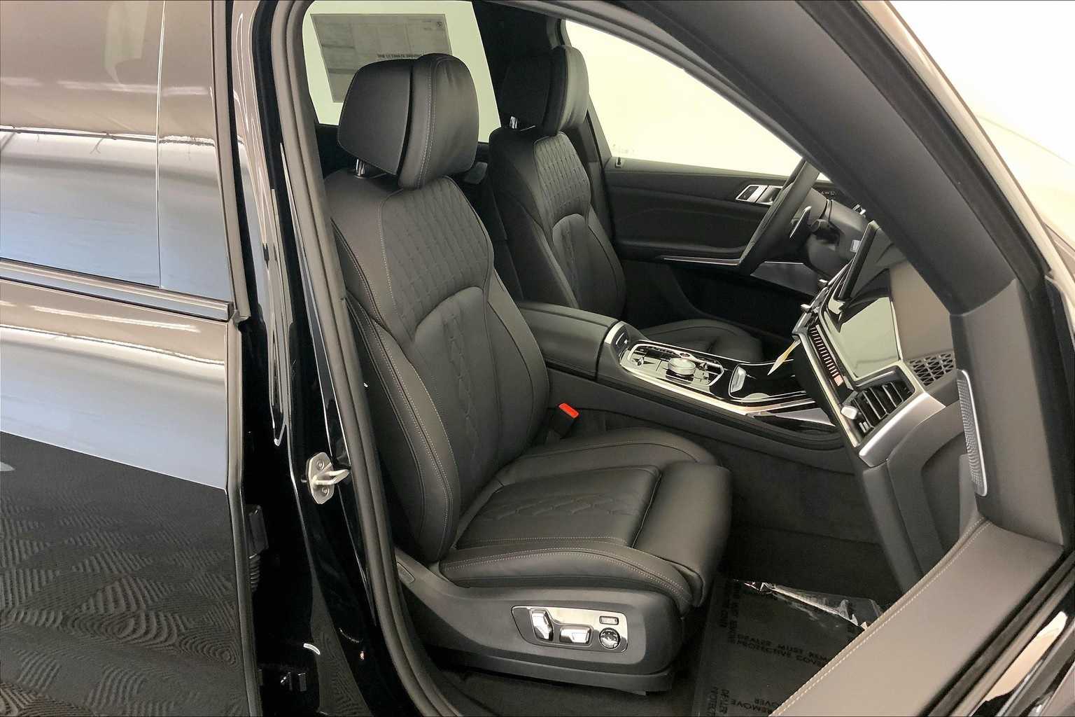 Thumbnail: 2026 BMW X7 - 14